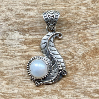 PD 15277 WPL-(HANDMADE 925 BALI SILVER FILIGREE LEAF PENDANT WITH WHITE MABE PEARL)